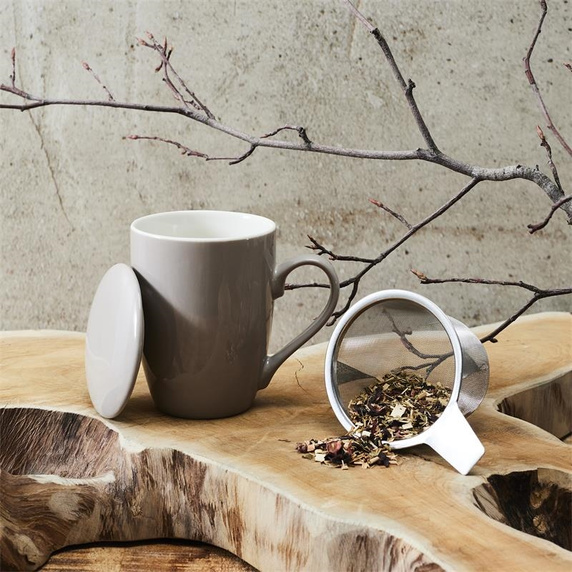 Kubek Mira beżowy z zaparzaczem           i pokrywką