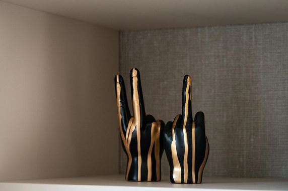 RICHMOND dekoracja HAND PEACE czarno-złota