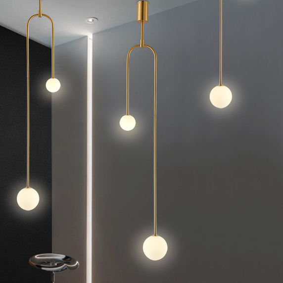 Lampa wisząca LOOP złota 123 cm z białymi kloszami - nowoczesna do salonu