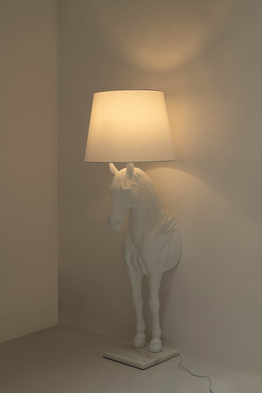 MOOSEE lampa podłogowa KOŃ HORSE STAND    S biała - włókno szklane