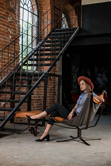 Fotel ARNI LOW z podnóżkiem pomarańczowy - ekoskóra, miedz